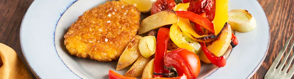 Kipkrokantschnitzels met aardappeltjes en groenten uit de oven