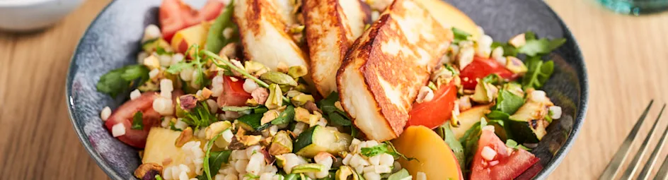 Maaltijdsalade met parelcouscous, nectarine en halloumi