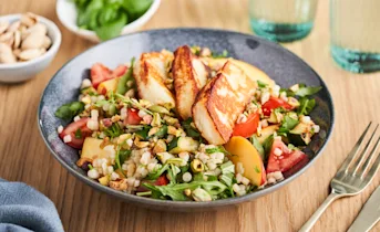 Maaltijdsalade met parelcouscous, nectarine en halloumi