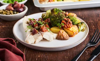 Tray bake met broccoli, aardappel en kabeljauwfilet