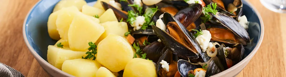 Mosselen met blauwe kaas, venkel en gekookte aardappel