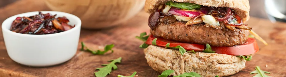 Hamburgers met blauwe kaas en paddestoelen