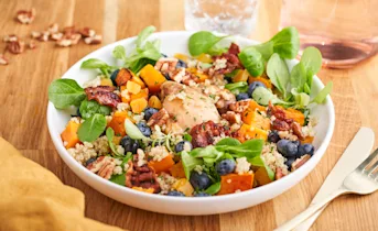 Quinoasalade met blauwe bessen en kipdijfilet