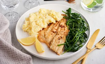 Gebakken schol met spinazie en aardappelpuree