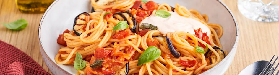 Pasta alla norma met harissayoghurt