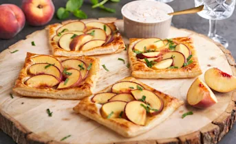 Perziktaartjes met kaneelyoghurt