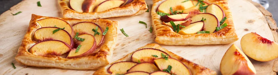 Perziktaartjes met kaneelyoghurt