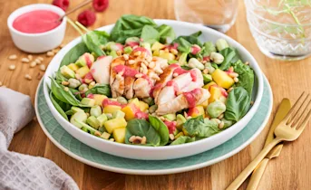 Maaltijdsalade met mango, kip en frambozendressing