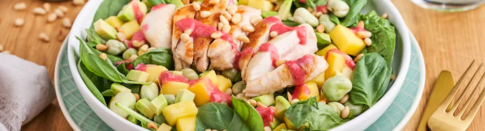 Maaltijdsalade met mango, kip en frambozendressing