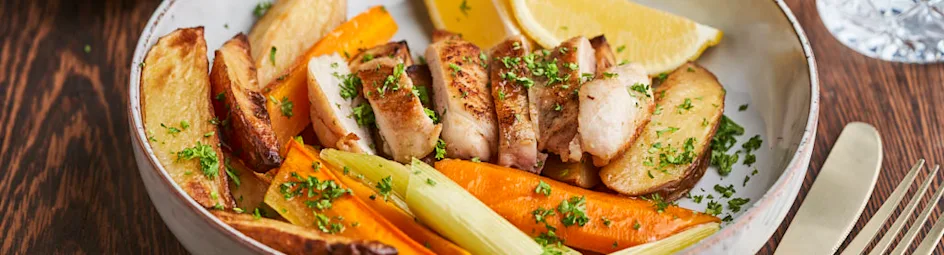 Kipdijfilet met prei en worteltjes uit de oven