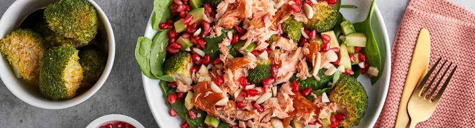 Maaltijdsalade met wilde zalm, broccoli en avocado