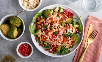 Maaltijdsalade met wilde zalm, broccoli en avocado