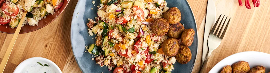 Frisse couscoussalade met falafel en yoghurtdip