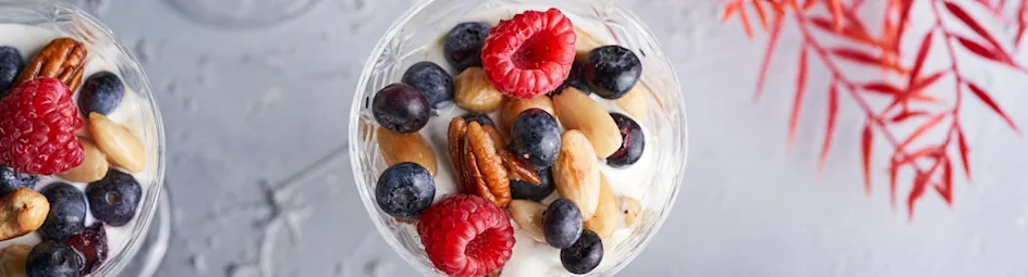 Yoghurttrifle met vers fruit en gekaramelliseerde noten