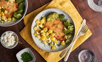 Geroosterde aardappeltjes met feta, broccoli en vegetarische schnitzel
