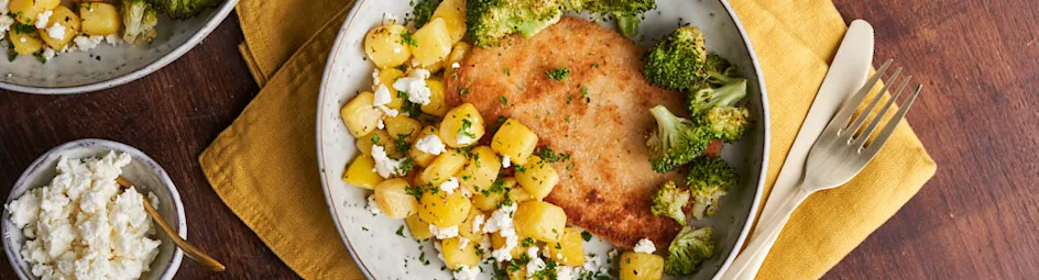 Geroosterde aardappeltjes met feta, broccoli en vegetarische schnitzel