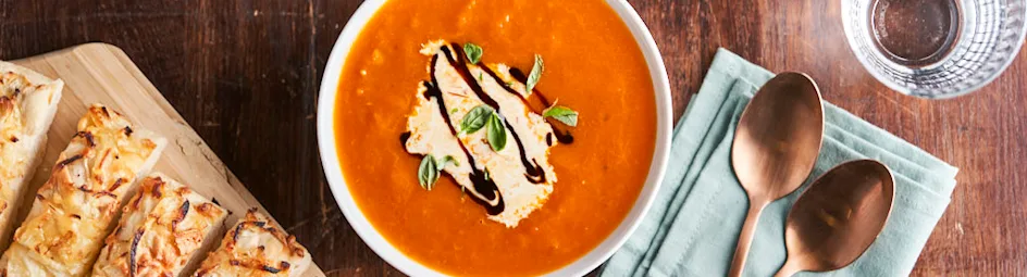 Italiaanse tomatensoep met kaas-uienbroodjes