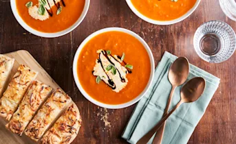 Italiaanse tomatensoep met kaas-uienbroodjes