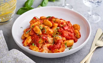 Gnocchi met paprika-tomatensaus en mozzarella