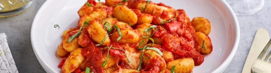 Gnocchi met paprika-tomatensaus en mozzarella