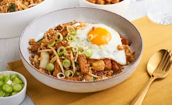 Nasi van bloemkoolrijst met vegetarische kip