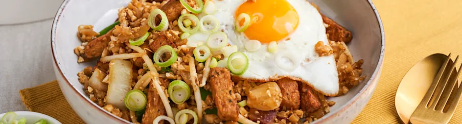Nasi van bloemkoolrijst met vegetarische kip