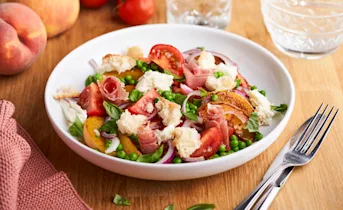 Zomerse salade met gegrilde perzik, parmaham en buffelmozzarella
