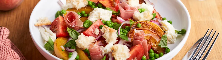 Zomerse salade met gegrilde perzik, parmaham en buffelmozzarella