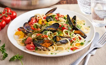 Spaghetti met mosselen, tomaatjes en zeekraal