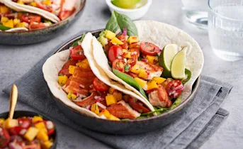 Zalm wraps met mango tomaten salsa