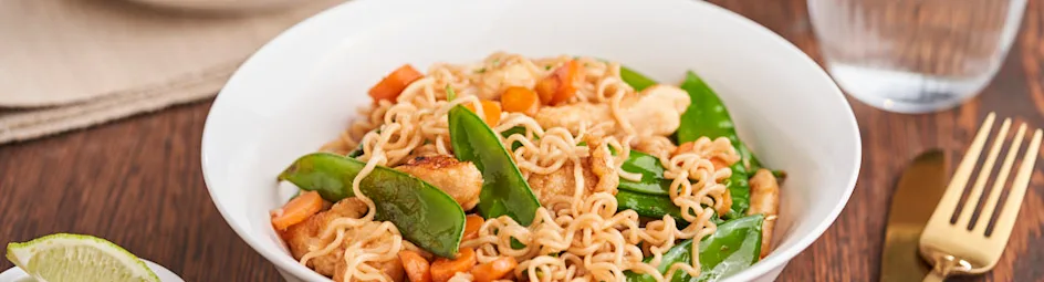 Gewokte noodles met zoetzure kip & groente