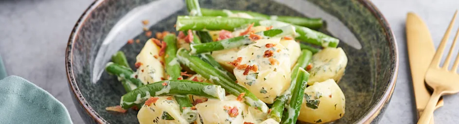 Lauwwarme aardappel sperziebonen salade met spekjes en yoghurt munt dressing