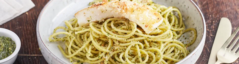 Pasta pesto met kabeljauw en gebakken broodkruim
