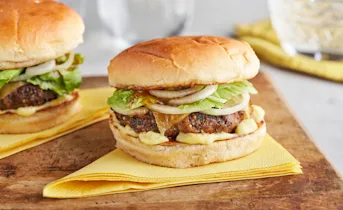 Cheeseburger met spek, gekarameliseerde uien en mango chutney