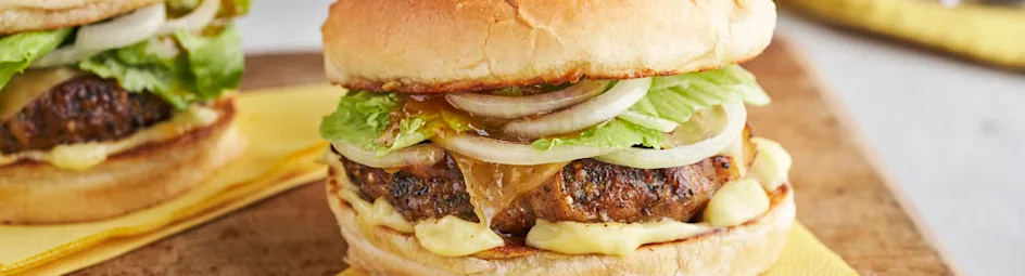 Cheeseburger met spek, gekarameliseerde uien en mango chutney