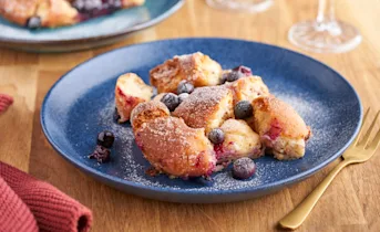 Donut broodpudding met blauwe bessen