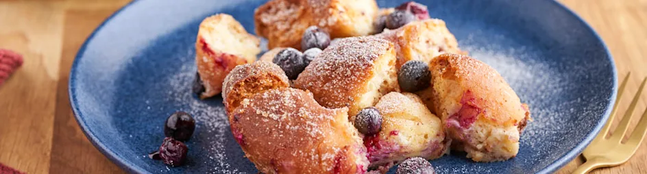 Donut broodpudding met blauwe bessen