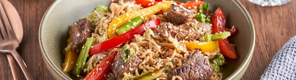 Noodles met Chinese kool, paksoi, biefstuk en oestersaus