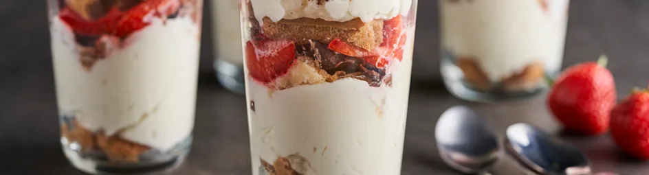Tiramisu van Bossche bollen en verse aardbeien
