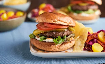 Hamburgers met rode koolsalade en chips