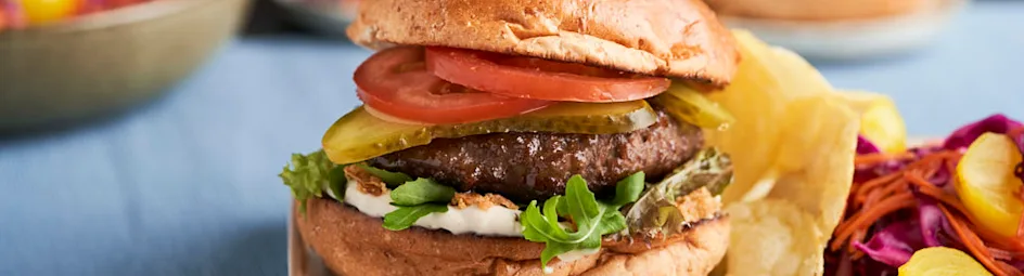 Hamburgers met rode koolsalade en chips