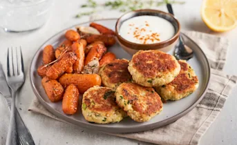 Aardappelviskoekjes met yoghurt dip en wortels met gepofte knoflook en tijm