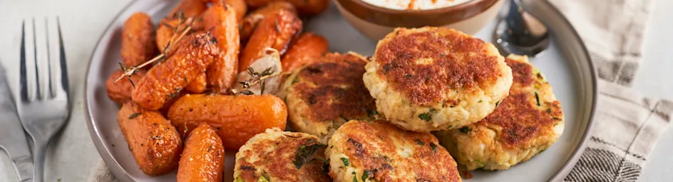 Aardappelviskoekjes met yoghurt dip en wortels met gepofte knoflook en tijm
