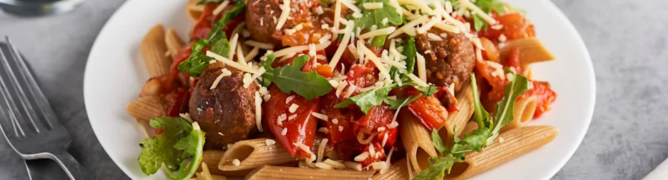 Pasta vegaballetjes met rucola in pittige tomatensaus