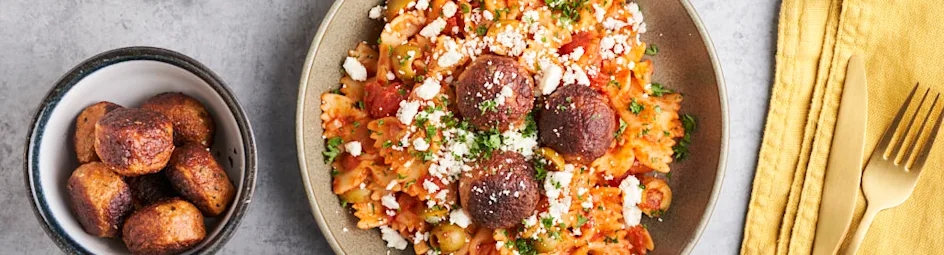 Pasta met kipgehaktballetjes, feta en oregano