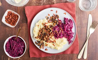 Rode kool met aardappelpuree en champignons met spek