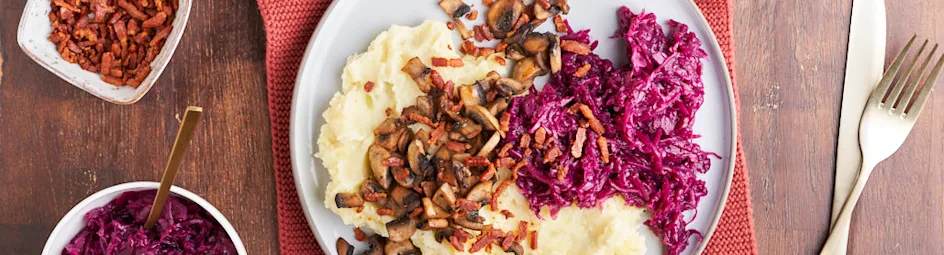 Rode kool met aardappelpuree en champignons met spek