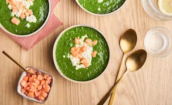 Broccoli-spinaziesoep met gerookte zalm