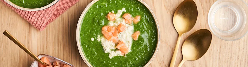 Broccoli-spinaziesoep met gerookte zalm