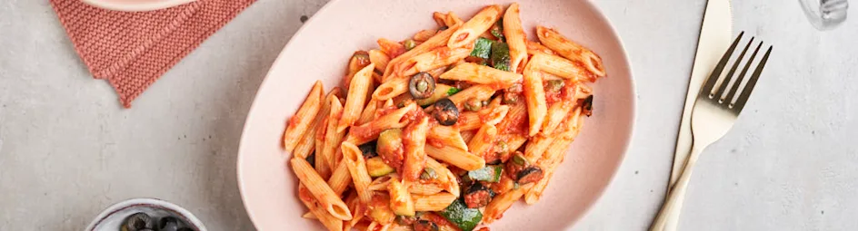 Pasta puttanesca met courgette